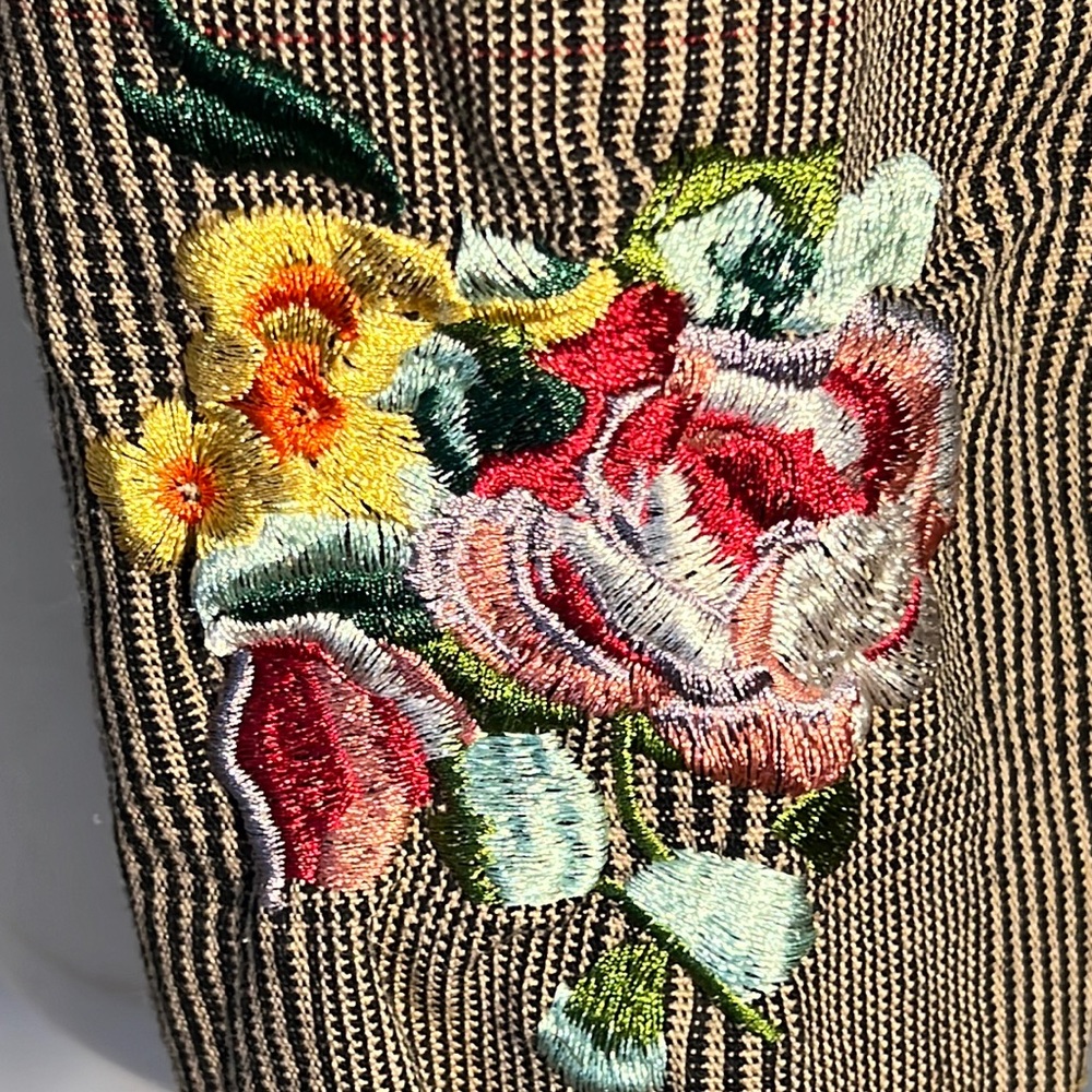 Paparazzi by Biz tweed blazer w/embroidered roses/ruby buttons/patch elbows-EUC - Picture 9 of 15